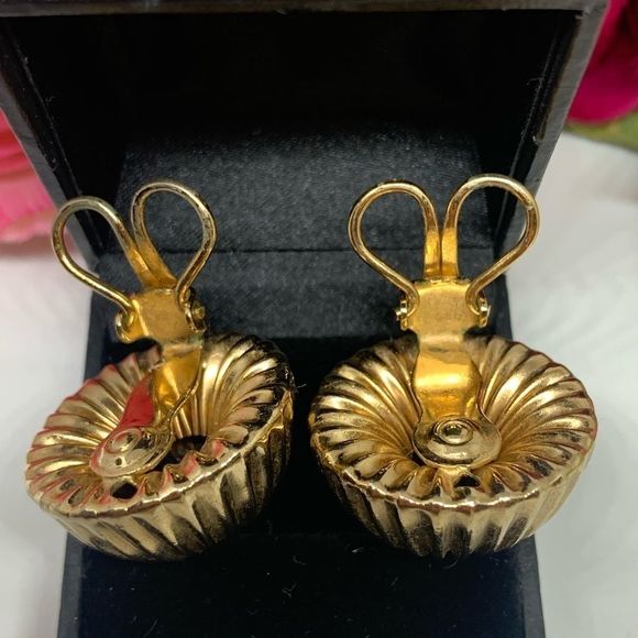 VINTAGE⚜️RARE NAPIER Tufted Golden Domed Clip Earrings - Picture 4 of 6